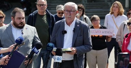 "Żarty z prawa". Chcą unieważnienia referendum w Krakowie