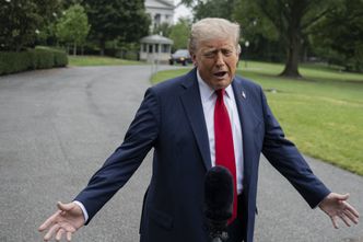 Złote smartfony Trumpa. "Będą najpewniej przywożone z Chin"