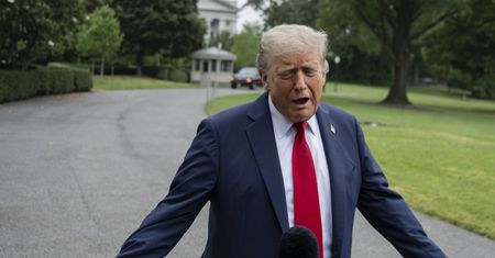 Złote smartfony Trumpa. "Będą najpewniej przywożone z Chin"
