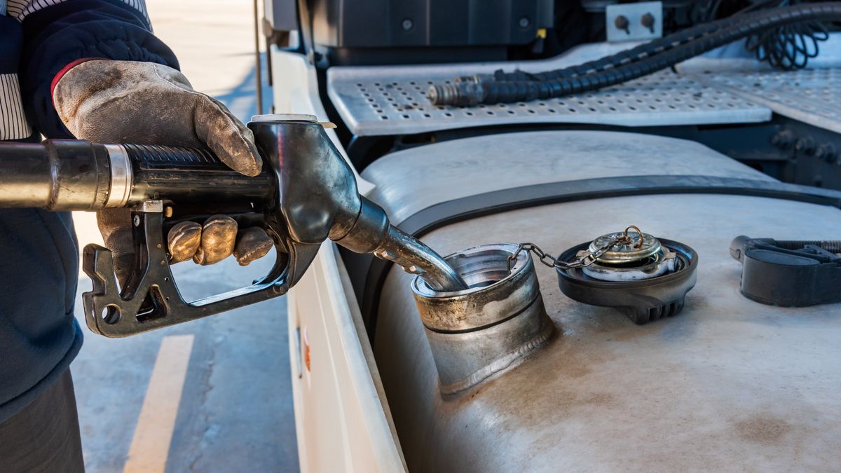 Na początku lat 2000. kierowcy i rolnicy wlewali do baków olej opałowy. Barwi się go na czerwono, by odróżnić go od diesla