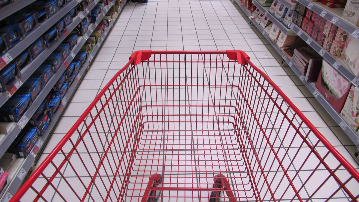 Stock Marek Bazak
PHOTO: ZOFIA I MAREK BAZAK / EAST NEWS   Warszawa  Galeria Handlowa Wilenska N/Z zakupy w hipermarkecie hipermarkecie Carrefour
ZOFIA BAZAK