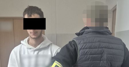 Podszywali się pod bliskich i bankowców. Wpadli przy bankomacie z gotówką
