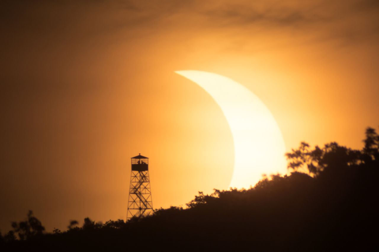 Genialne zdjęcie zaćmienia Słońca. Fotograf zrobił je dokładnie tak, jak zaplanował