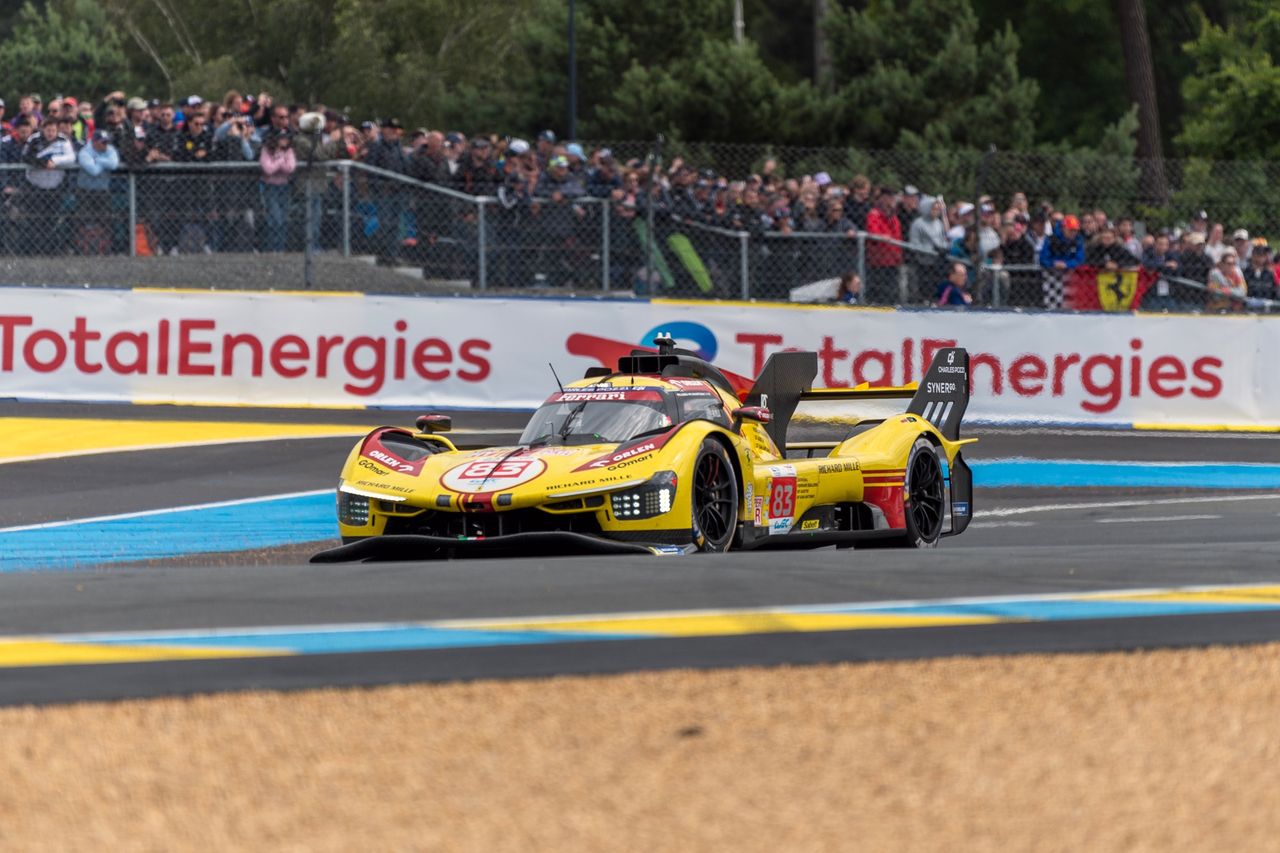 Kubica dalej na czele. Zmrok i deszcz zaczynają mieszać w Le Mans