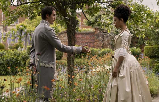 Planujesz obejrzeć „Królową Charlottę” Netfliksa? Przeczytaj nasz przewodnik po serialu