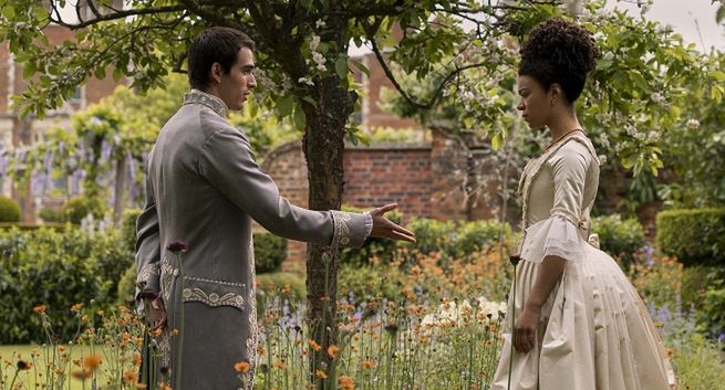 Planujesz obejrzeć „Królową Charlottę” Netfliksa? Przeczytaj nasz przewodnik po serialu