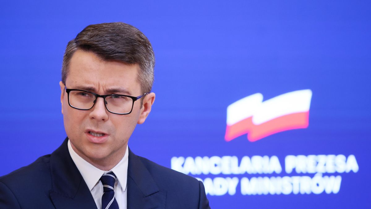 Piotr Mueller
Warszawa, 05.07.2022. Rzecznik rz�du Piotr Mueller podczas konferencji prasowej po posiedzeniu rz�du, 5 bm. w KPRM w Warszawie. (ls/doro) PAP/Leszek Szyma�ski
Leszek Szyma�ski
briefing prasowy, konferencja, KPRM, mina, Piotr Muller, polityk, polityka, prasowa