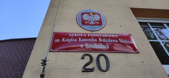 Kosobudy: Rodzice nie chcą sztandaru z TW "Feliksem" w szkole