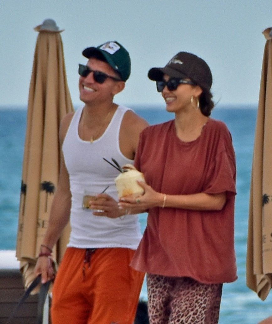 Jessica Alba i Danny Ramirez spacerują po plaży