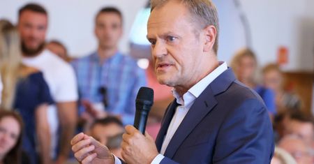 Chwila ciszy podczas spotkania. Tuskowi załamał się głos