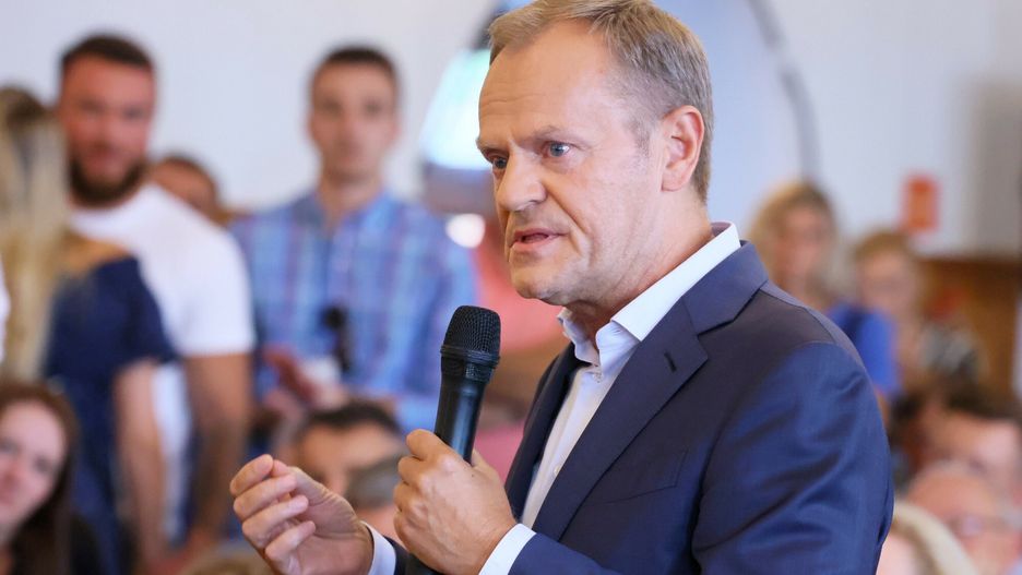 Donald Tusk w Jaktorowie
Fot. Pawel Wodzynski/East News Jaktorow (woj. mazowieckie), 11.08.2022. Spotkanie przewodniczacego Platformy Obywatelskiej Donalda Tuska z mieszkancami Jaktorowa poswiecone m.in. budowie Centralnego Portu Komunikacyjnego.
Pawel Wodzynski