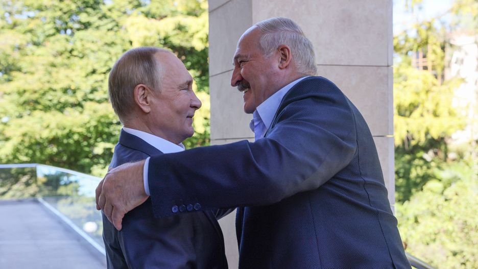 Russian President Vladimir Putin meets with Belarusian President Alexander Lukashenko
epa10206936 Russian President Vladimir Putin (L) welcomes Belarusian President Alexander Lukashenko (R), during their meeting at the Bocharov Ruchei residence in the resort city of Sochi, Russia, 26 September 2022.  EPA/GAVRIIL GRIGOROV / SPUTNIK / KREMLIN POOL 
Dostawca: PAP/EPA.
GAVRIIL GRIGOROV / SPUTNIK / KREMLIN POOL