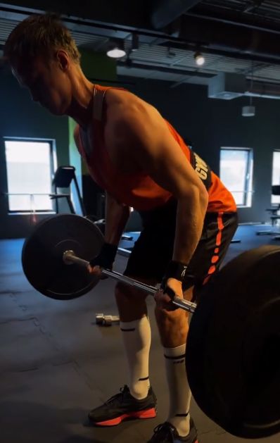 Maciej Zakościelny ćwiczy na siłowni
