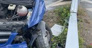 Nagle uderzył w bariery na S7. Pasażerka przewieziona do szpitala