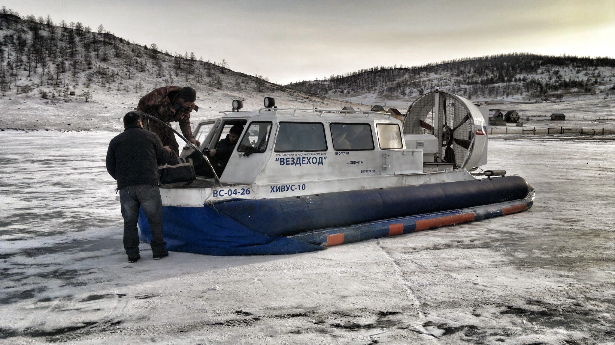 Zimowy transport na Syberii wykorzystuje skute lodem rzeki.