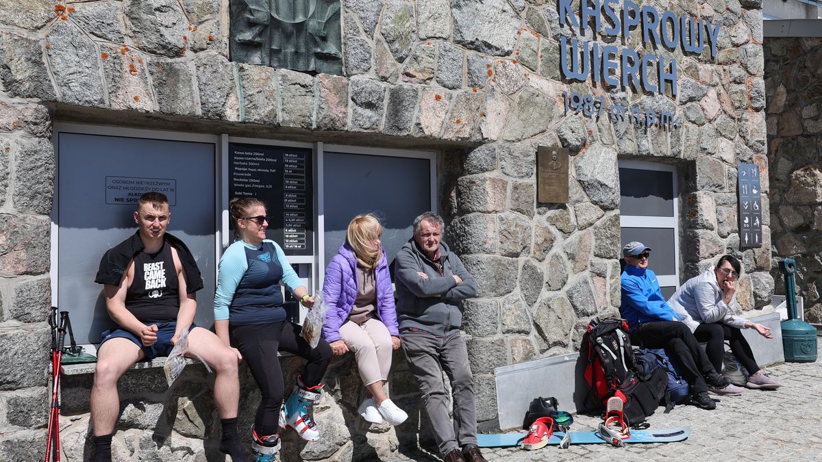 Zakopane, 01.05.2024. Turyści przy stacji kolei linowej na Kasprowym Wierchu, 1 bm. Miłośnicy sportów zimowych korzystają ze sprzyjających warunków na stokach podczas majówki. (jm) PAP/Grzegorz Momot