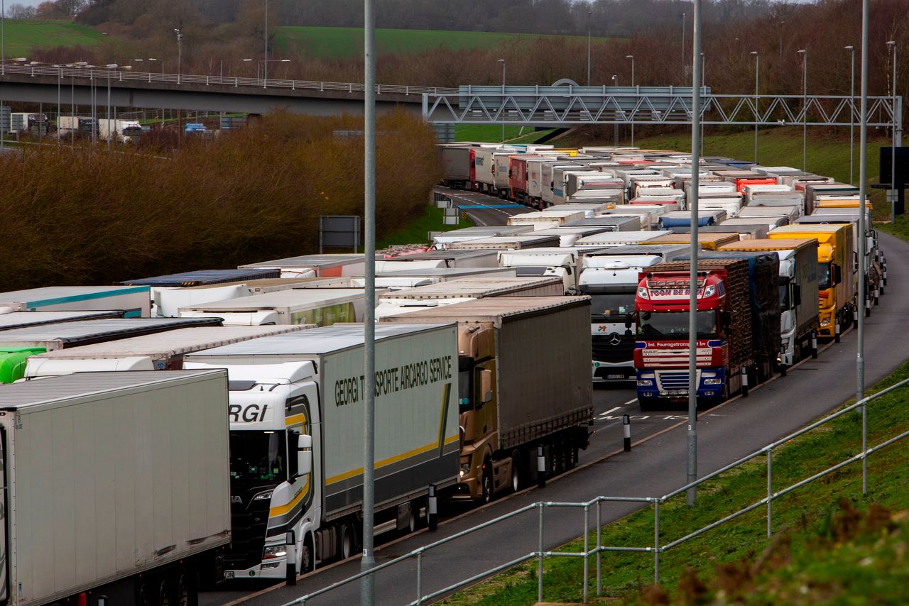 Ciężarówki stoją w Wielkiej Brytanii. Kierowcy wezmą udział w operacji Stack