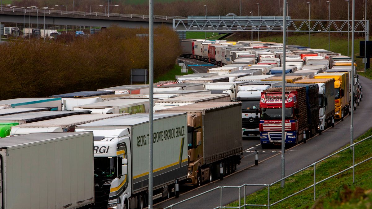 Z Wielkiej Brytanii w kierunku Francji nie wyjeżdżają ciężarówki i nie wiadomo, kiedy się to zmieni