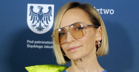 Ania Wyszkoni w kolorowej stylizacji na Fryderykach. Sukienka podkreśliła jej idealną figurę