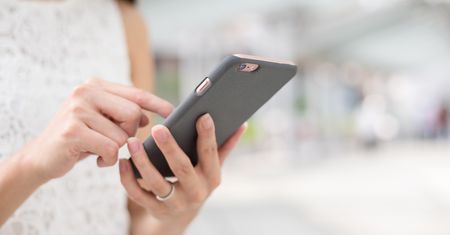 Alior Bank przestrzega przed SMS-ami w przeglądarce i... ma sporo racji