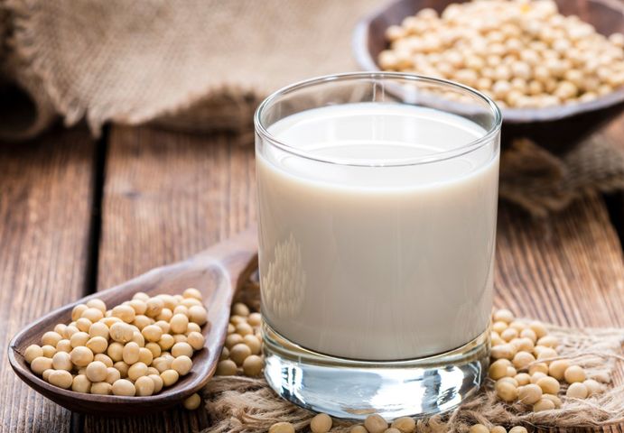Mleko roślinne, ściślej mówiąc napój roślinny, to produkt, który wciąż zdobywa na popularności.