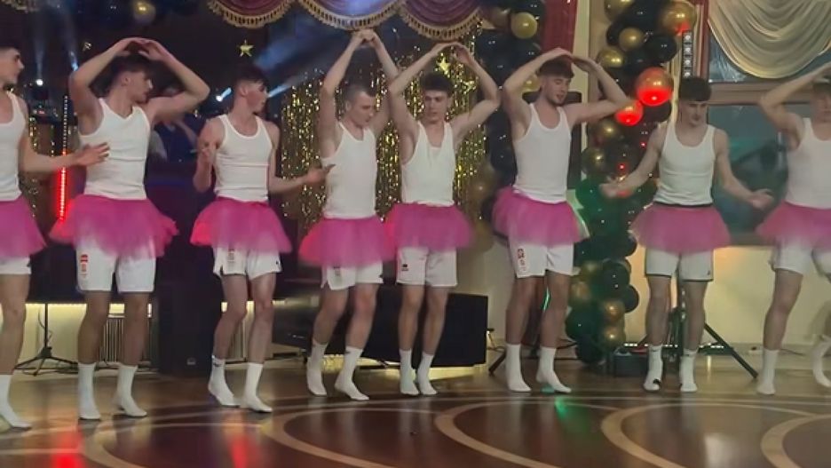 Zaskakujący występ na studniówce. "Wspaniały pomysł. Gratuluję wykonania"