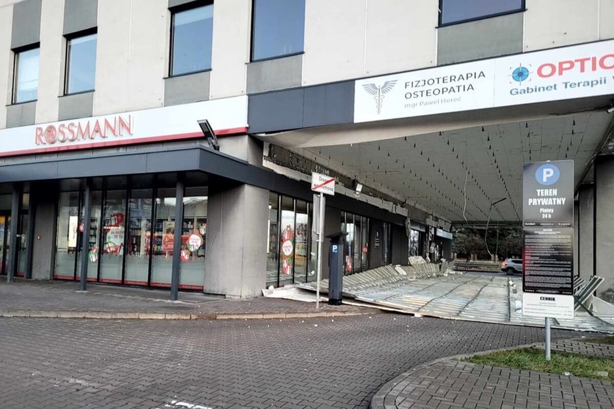 Sufit runął na ziemię w budynku usługowym przy ul. Jana Pawła II 13