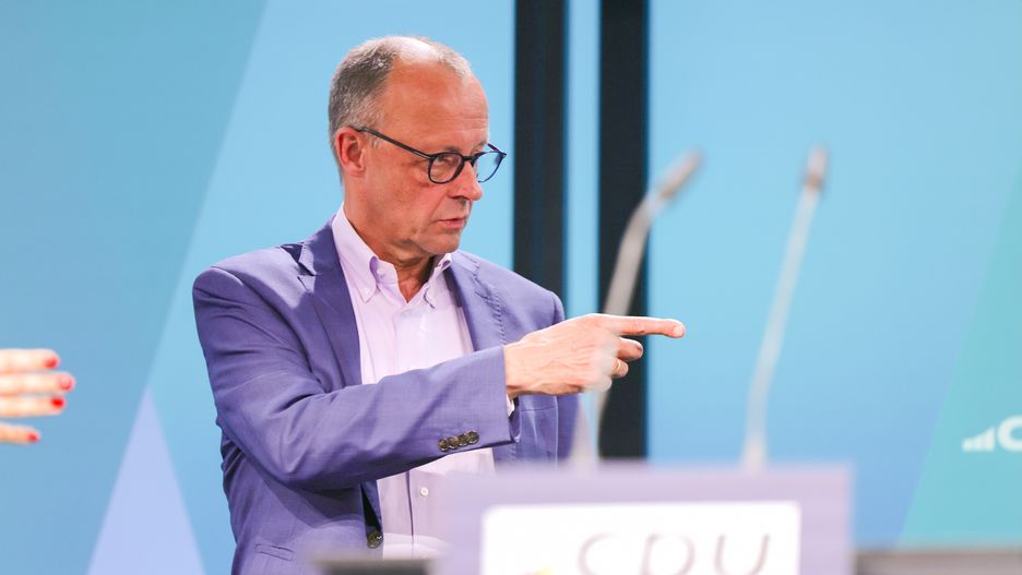 Chairman of the Christian Democratic Union (CDU) party and faction, Friedrich Merz, inspects the location for the upcoming meeting of the Federal Committee of the CDU in Berlin, Germany, 27 April 2025. The CDU plans to finalize the coalition agreement at a small party convention the next day. Merz is expected to be elected as Chancellor in the Bundestag on 06 May, assuming all goes as planned. EPA/HANNIBAL HANSCHKE Dostawca: PAP/EPA.