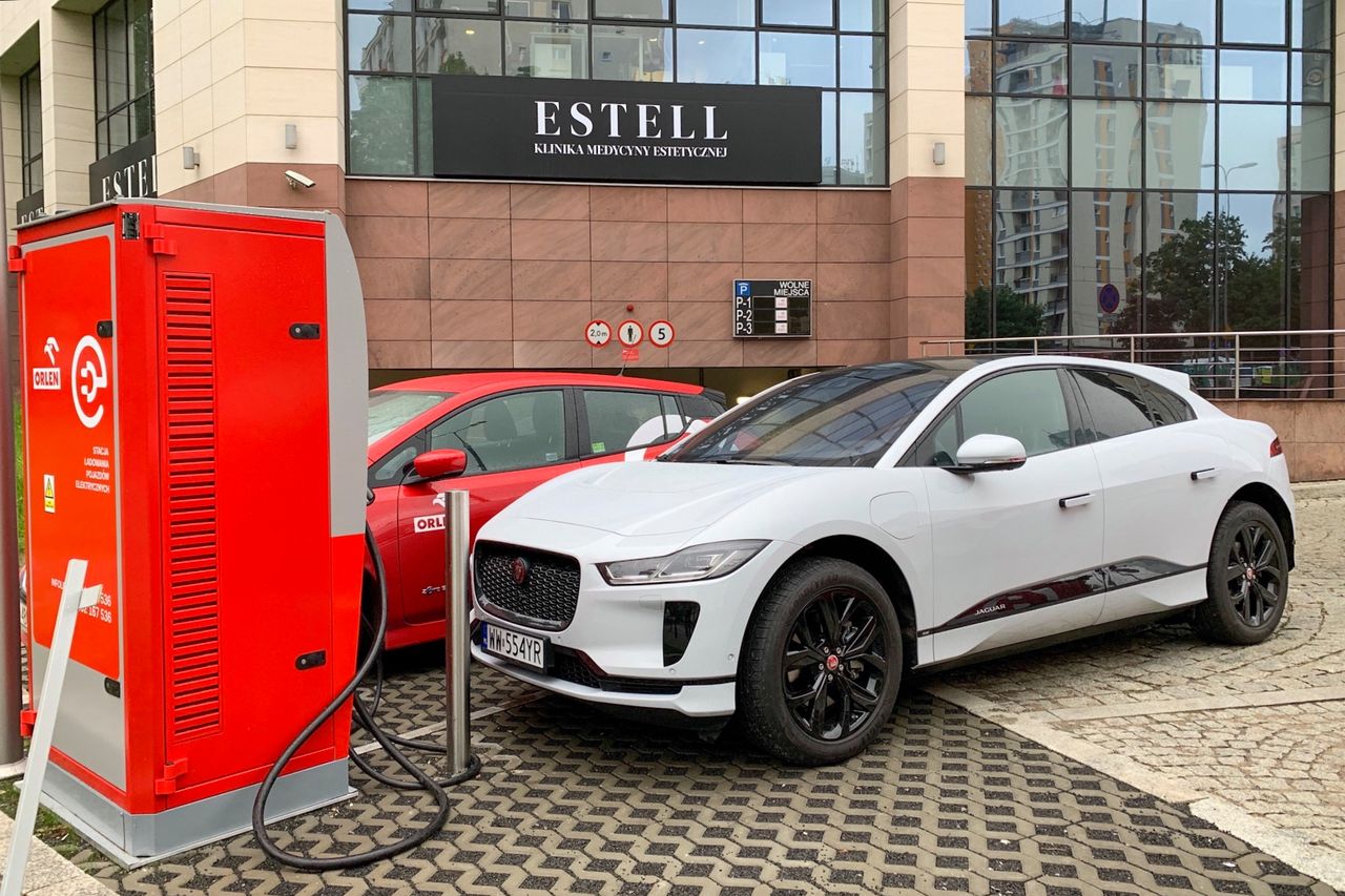 Elektryczny Jaguar I-Pace na stacji ładowania