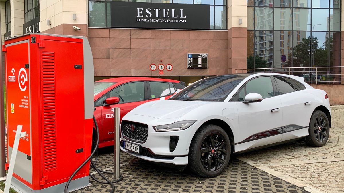 Elektryczny Jaguar I-Pace na stacji ładowania