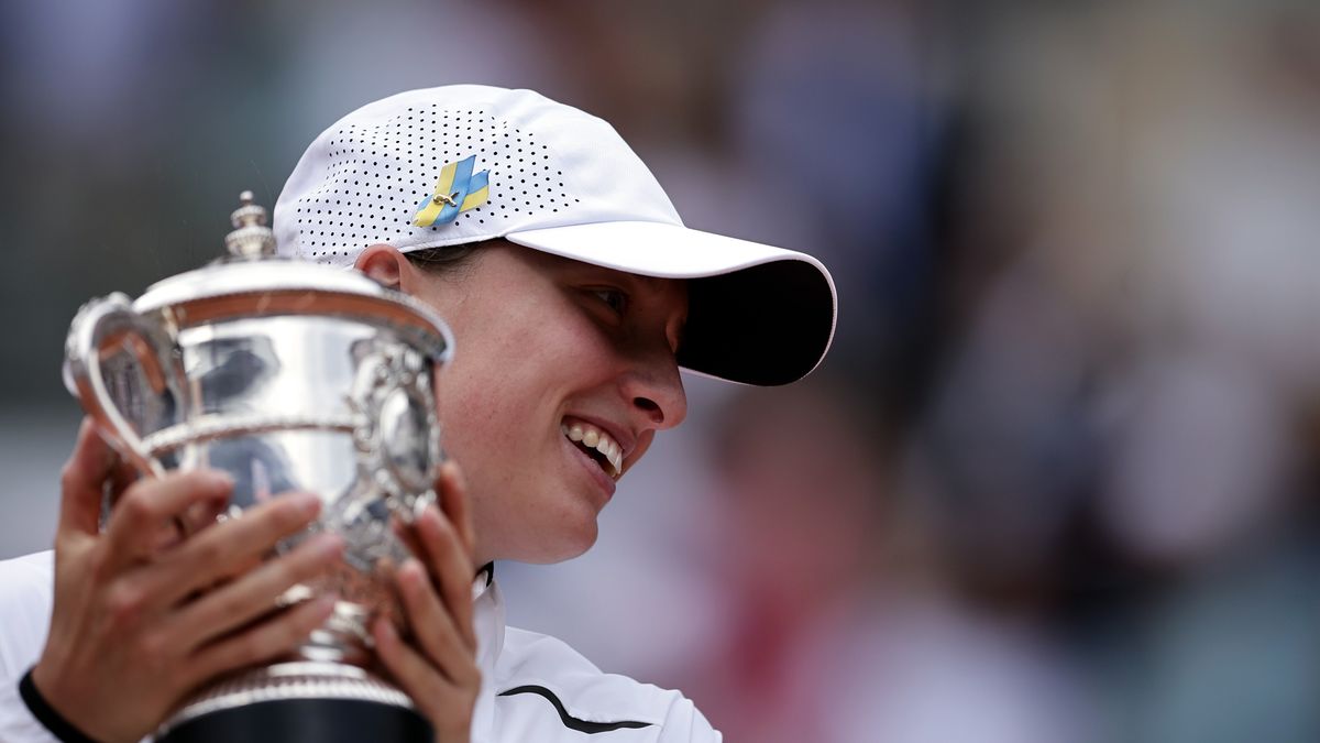 Iga Swiatek of Poland poses with the Coupe Suzanne-Lenglen after winning against Karolina Muchova of the Czech Republic in their Women's final match during the French Open Grand Slam tennis tournament at Roland Garros in Paris, France, 10 June 2023. EPA/CHRISTOPHE PETIT TESSON Dostawca: PAP/EPA.