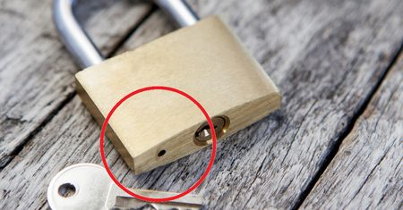 Do czego służy dziurka w kłódce? Przydaje się zwłaszcza zimą