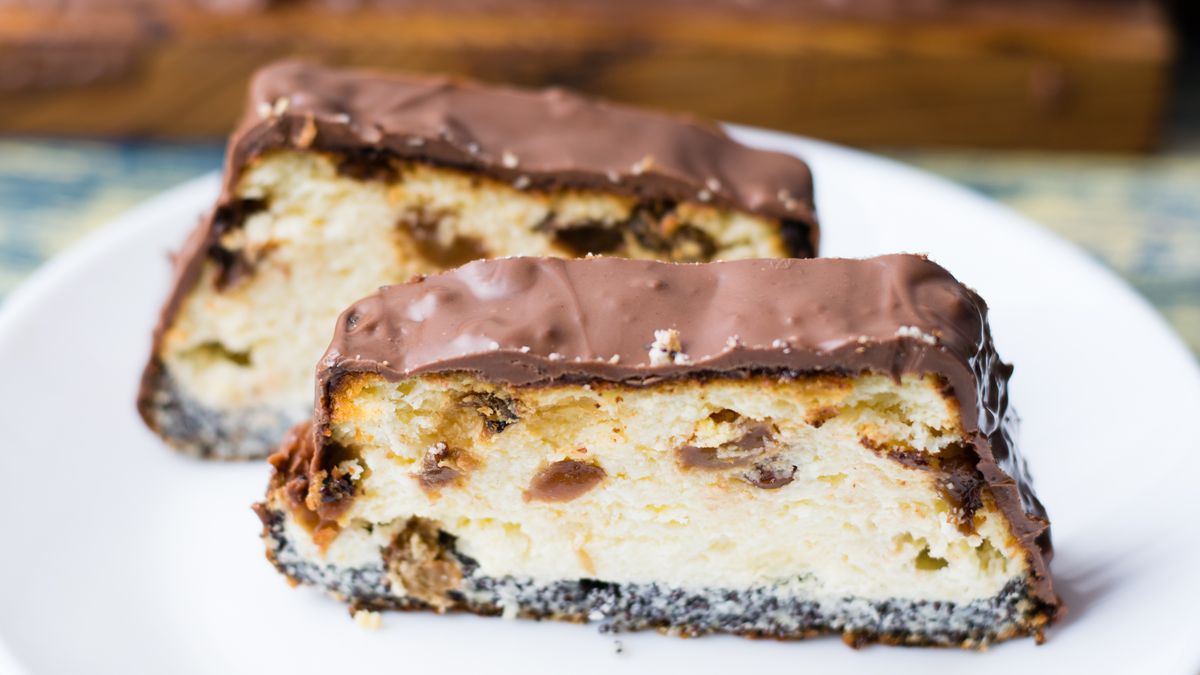 Sernik lwowski pokrywa obłędna polewa z mlecznej czekolady
