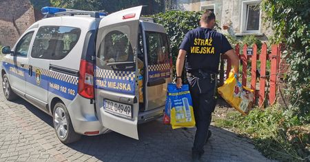Straż Miejska rozdaje karmę dla zwierząt. Zainteresowanie jest ogromne
