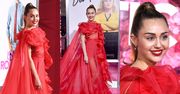 Szczęśliwa Miley Cyrus w czerwonej sukni Valentino zastępuje chorego męża