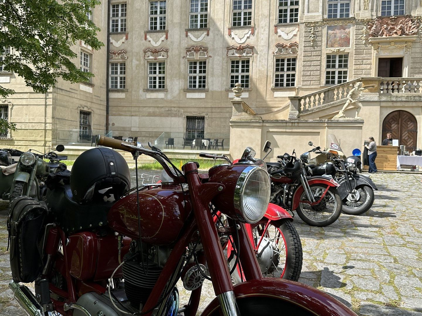 Rajd Pojazdów Zabytkowych od ponad dwóch dekad ściąga do Rydzyny właścicieli i miłośników starych aut i motocykli