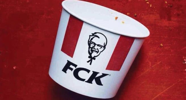 W dowcipnych reklamach prasowych KFC przeprasza za zamknięcie restauracji w Wielkiej Brytanii