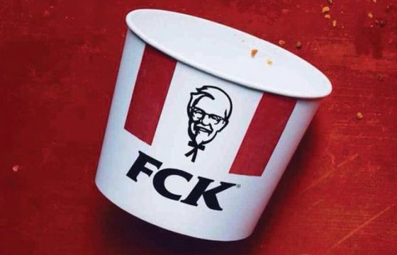 W dowcipnych reklamach prasowych KFC przeprasza za zamknięcie restauracji w Wielkiej Brytanii