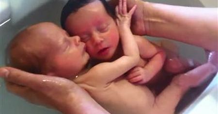 Niesamowita PIERWSZA KĄPIEL bliźniaków!