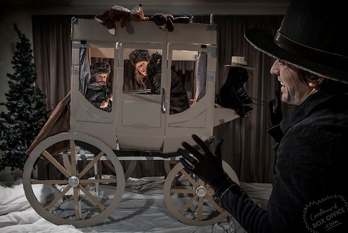 Rodzice odtwarzają z 2-letnim synkiem sceny ze znanych filmów 12