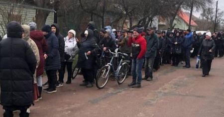 Taką pomoc oferują potrzebującym. Ukraińcy stoją w gigantycznych kolejkach