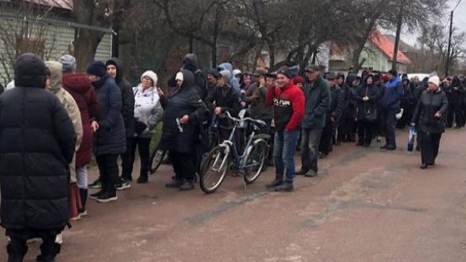Ukraińcy stoją w gigantycznych kolejkach 