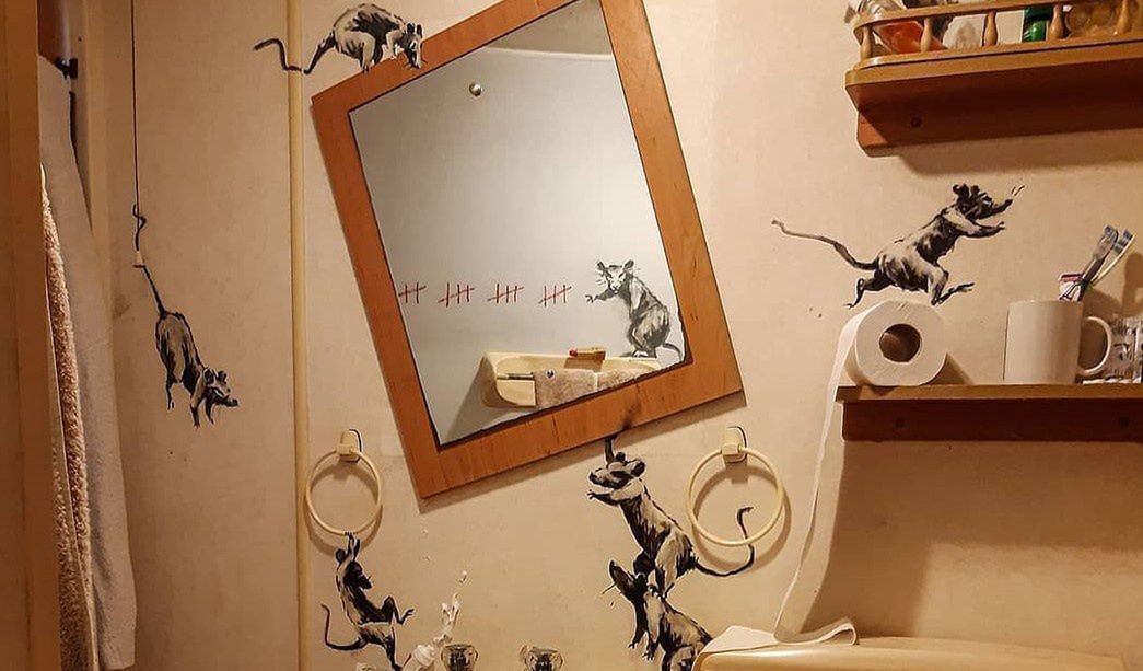 Banksy pokazuje nowe dzieło: "Moja żona nie znosi, jak pracuję w domu"