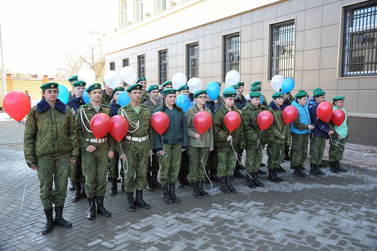 Asysta młodych kadetów szkoły FSB podczas odsłonięcia pomnika Dzierżyńskiego w Riazaniu