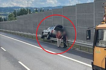Jak to się stało? Samochód zawisł na barierach na S7