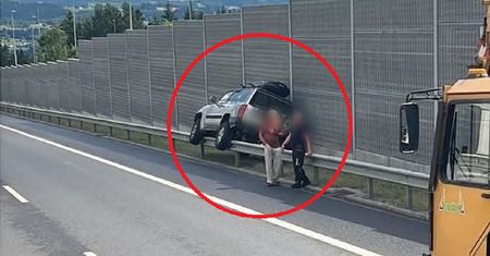 Jak to się stało? Samochód zawisł na barierach na S7