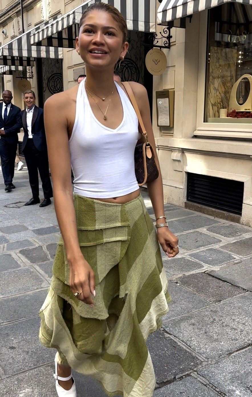 Uśmiechnięta Zendaya opuszcza hotel w Paryżu