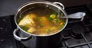 Niedzielny rosół wyszedł blady? Oto sposób na uratowanie jego koloru