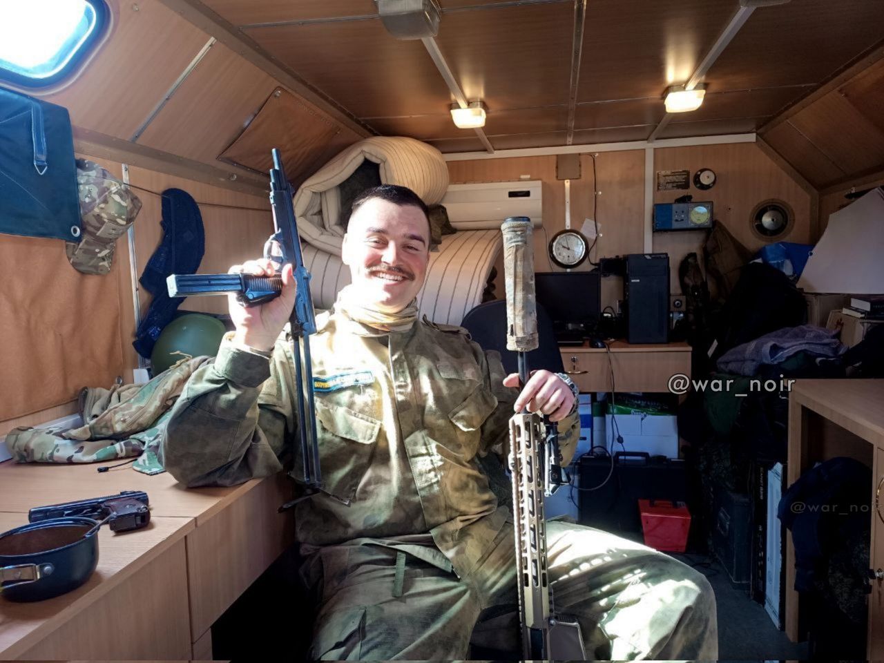 Rosyjski żołnierz ze zdobyczną bronią z Polski. Jest to broń typu PDW