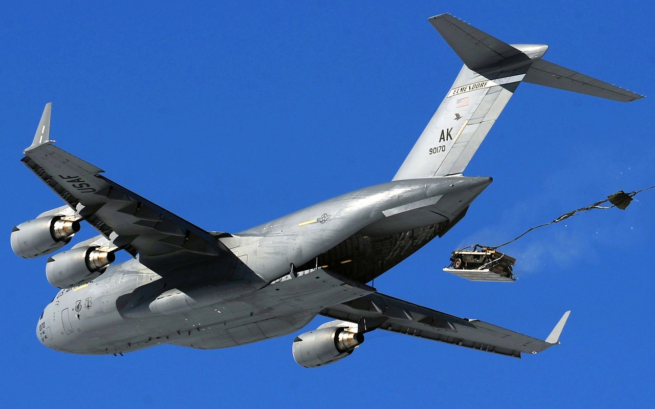 Siły Powietrzne USA zamieniają samoloty transportowe w bombowce dzięki paletom